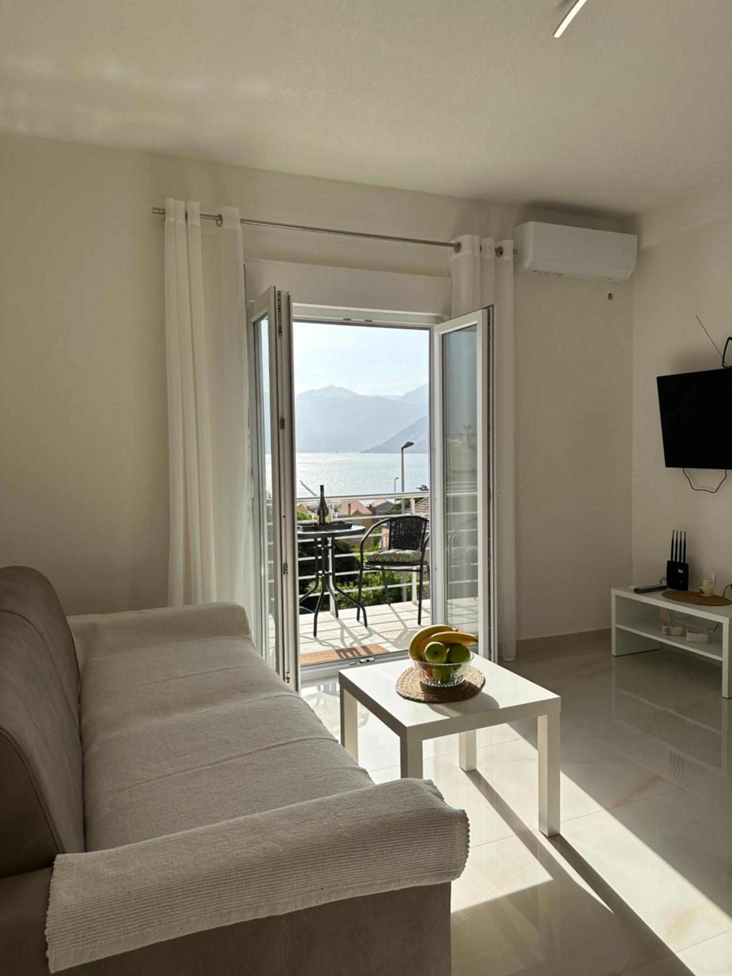 Sunny Apartment Kotor Bagian luar foto